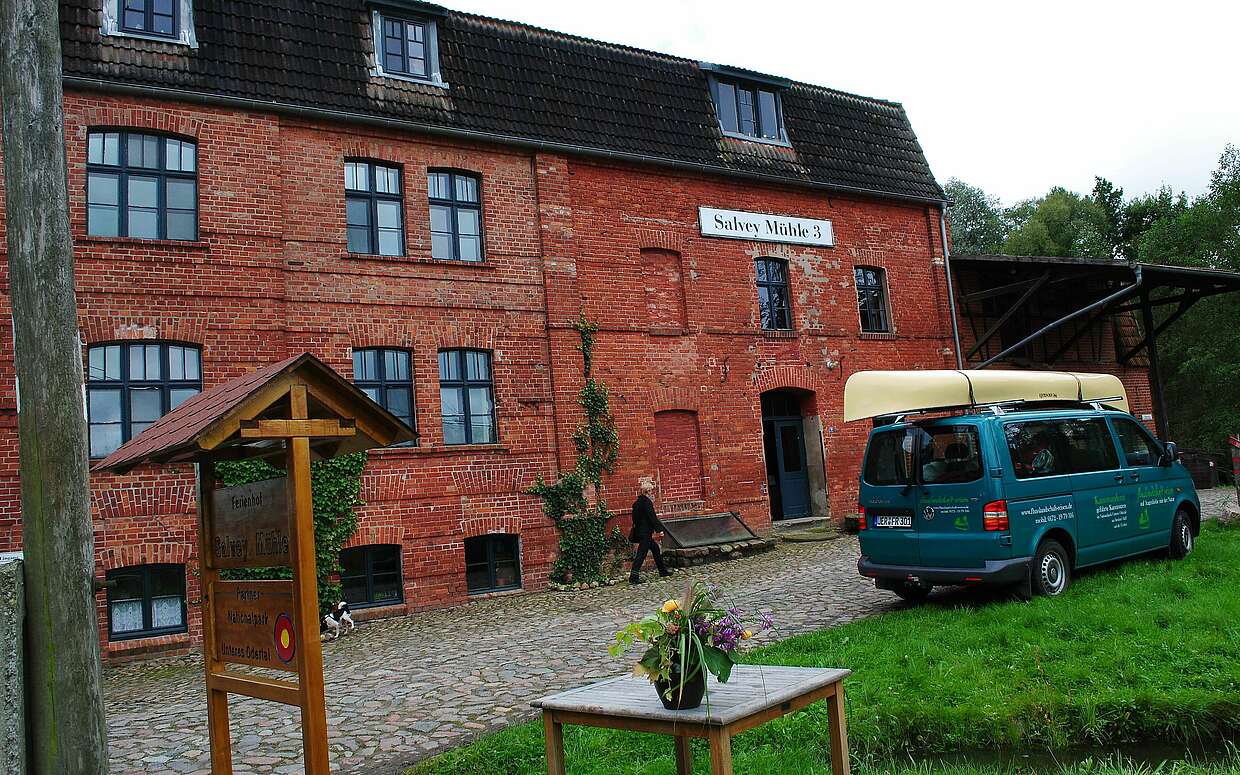 Der Ferienhof Salveymühle scheint mitten in der uckermärkischen Wildnis zu liegen.