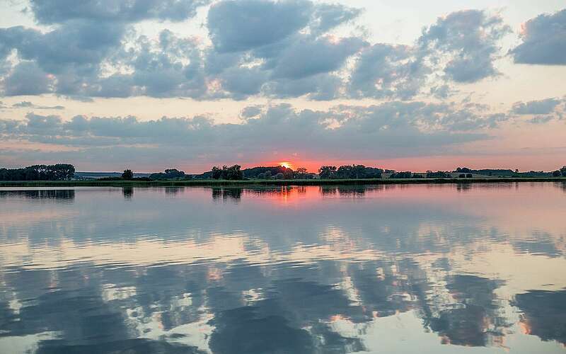 



    
        
                Sonnenuntergang am Oberuckersee,
            
        
                Foto: TMB Tourismus-Marketing Brandenburg GmbH/Steffen Lehmann
            
    

