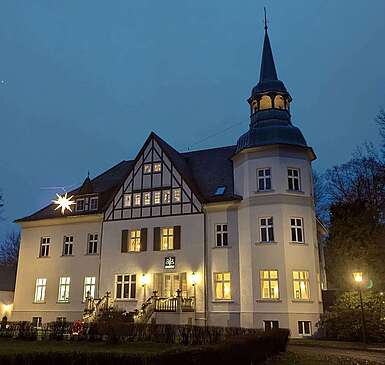 Weihnachtlich beleuchtetes Schloss Sigrön