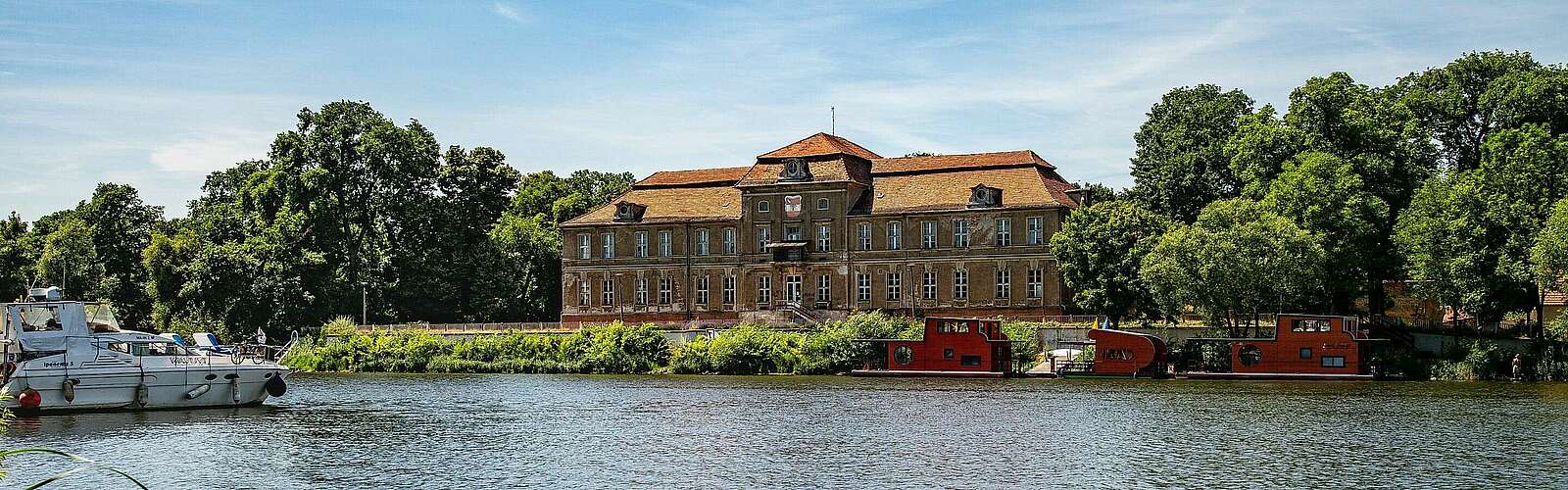 Blick auf das Schloss Plaue,
            
        
                Foto: TMB Tourismus-Marketing Brandenburg GmbH/Steffen Lehmann