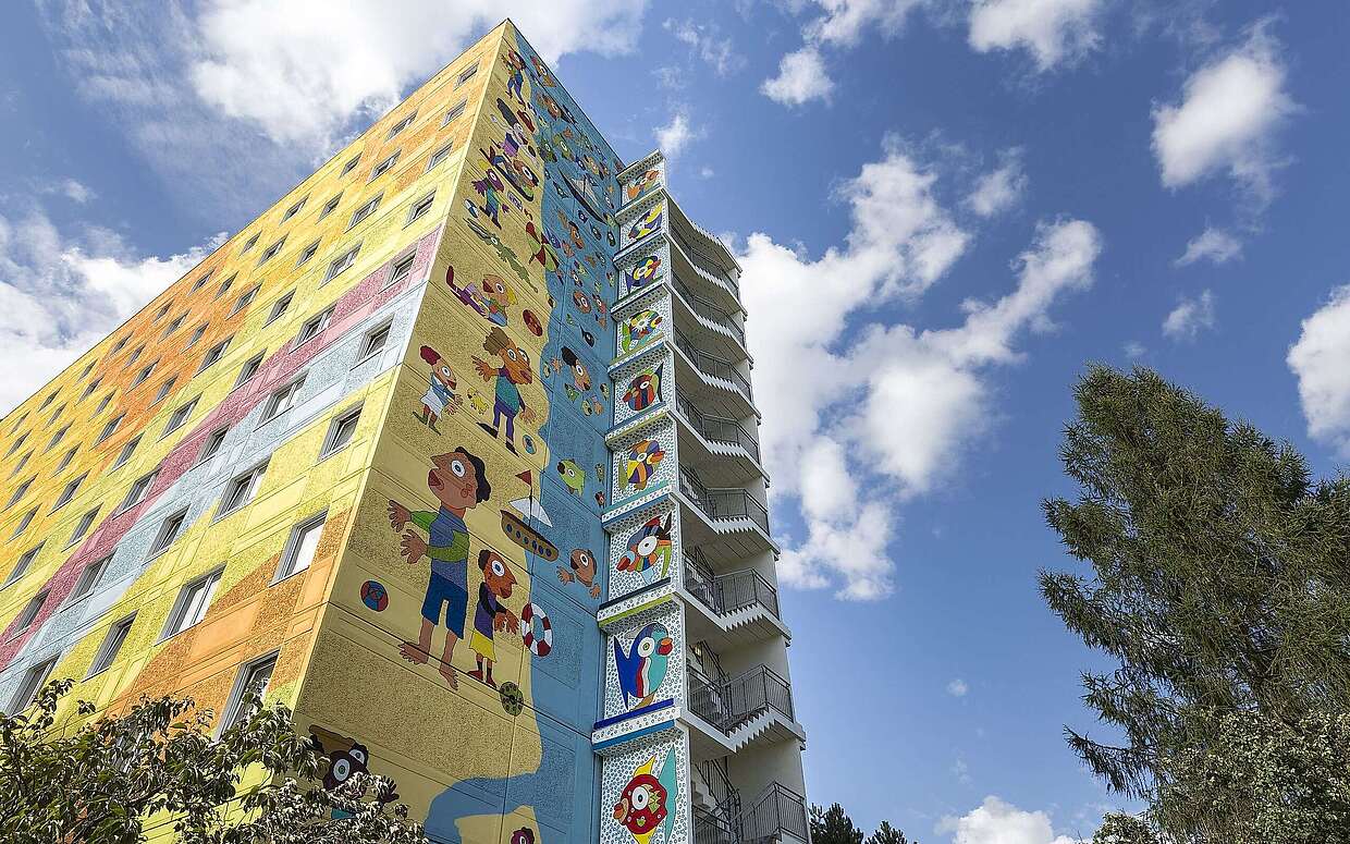 An die graue Fassade des ehemaligen FDGB-Heims erinnert dank Fischer-Art nichts mehr.