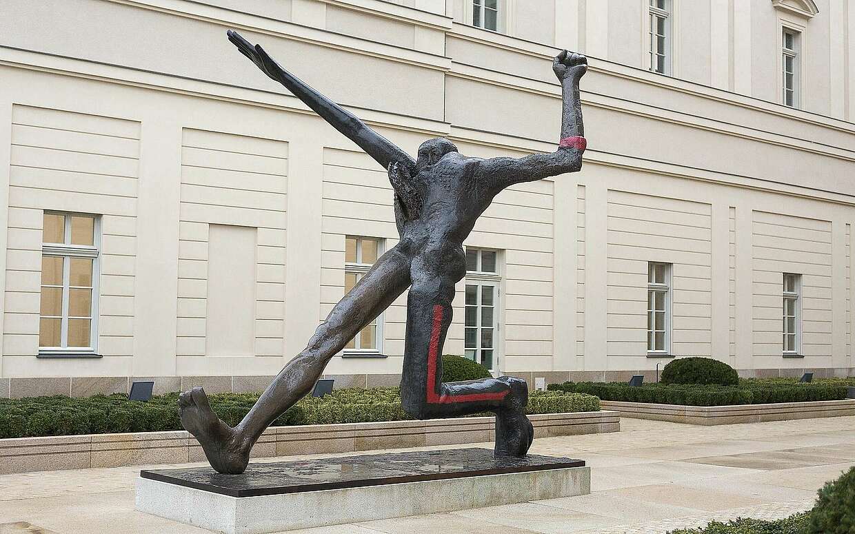 Die Skulptur "Jahrhundertschritt" im Museum Barberini