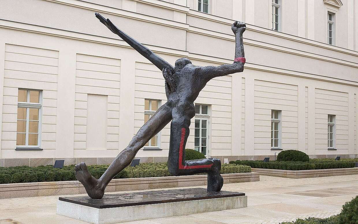 Die Skulptur "Jahrhundertschritt" im Museum Barberini