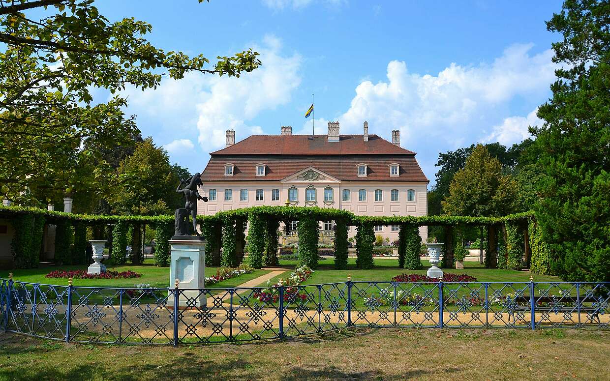 Blick auf das Schloss Branitz von der Seite des Marstalls aus gesehen