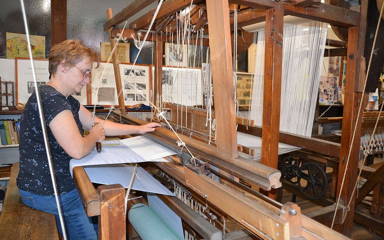 Die gelernte Weberin Petra Steinfurth während der Arbeit