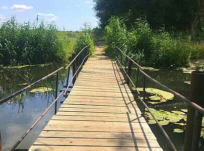 Schiefe Pontonbrücke über die Stremme
