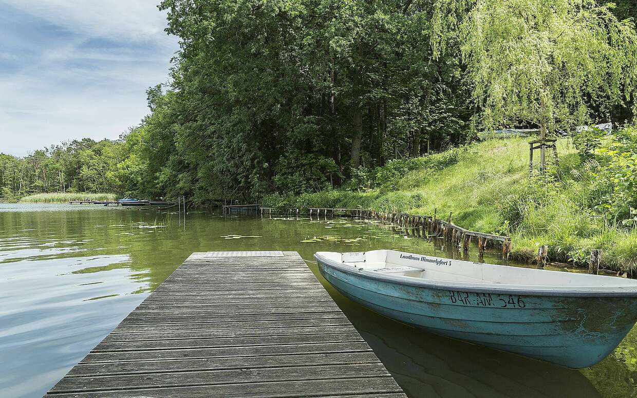 Boot am Steg beim Landhaus Himmelpfort