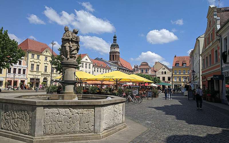 



    
        
                Altmarkt und Marktbrunnen in Cottbus,
            
        
                Foto: TMB Tourismus-Marketing Brandenburg GmbH/Stephanie Panne
            
    
