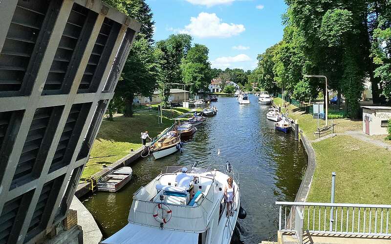 



    
        
                Ausfahrt Schleuse Neue Mühle Königs Wusterhausen,
            
        
                Foto: TMB Tourismus-Marketing Brandenburg GmbH/Kein Urheber bekannt
            
    
