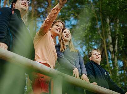 Familie schaut in die Ferne