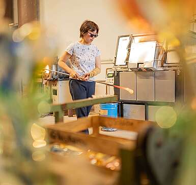 Glasmacher in der Baruther Glashütte