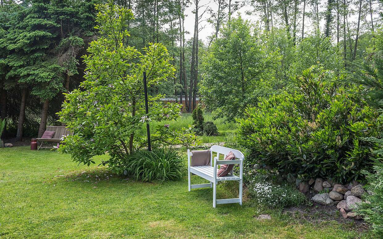 Der Garten hinter dem Haus bietet genügend Platz, um die Natur gemeinsam zu genießen, oder sich ungestört zurückziehen zu können.