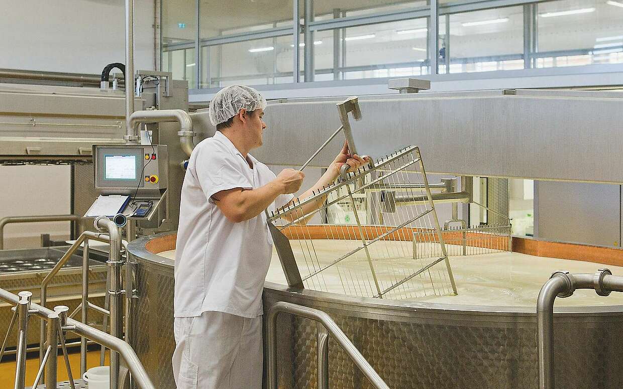 In der Gläsernen Molkerei können sich Besucher unter anderem ein Bild davon machen, wie Käse entsteht.