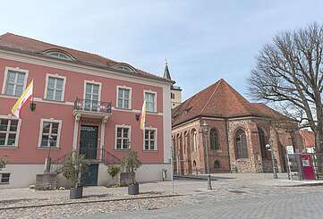 Das Rathaus in Beelitz mit Kirche