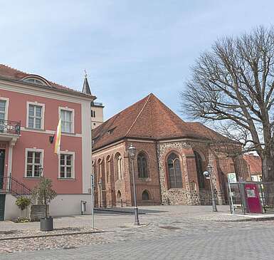Das Rathaus in Beelitz mit Kirche