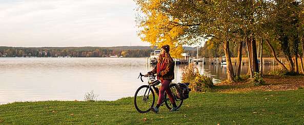 Mädchen mit Fahrrad mit Blick auf den Storkowersee