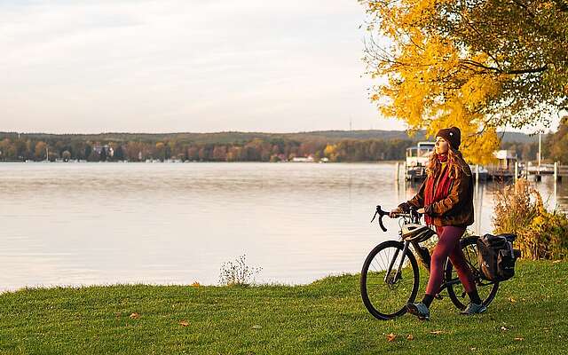 Mädchen mit Fahrrad mit Blick auf den Storkowersee