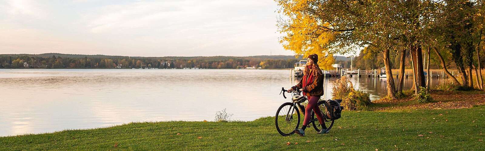 Mädchen mit Fahrrad mit Blick auf den Storkowersee