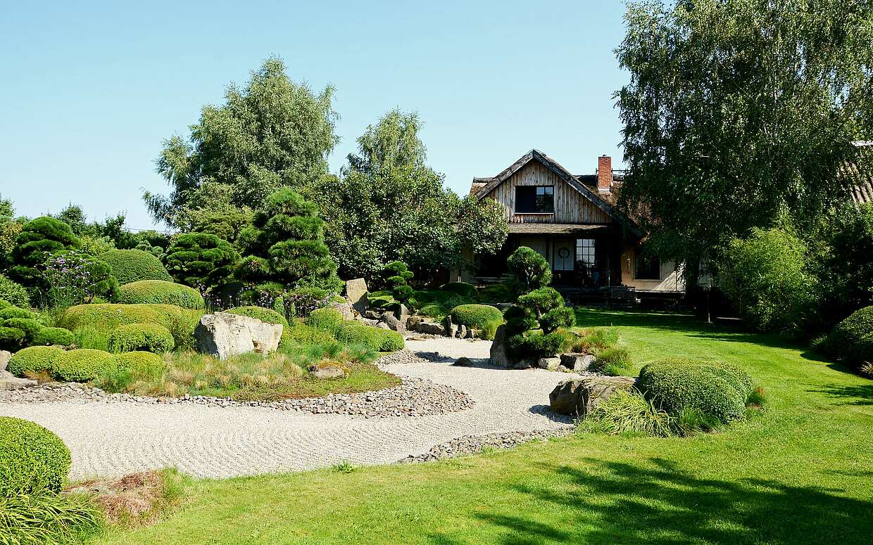 Der sorgsam geharkte Split in einem japanischen Garten soll abstrahiert einen Bachlauf darstellen.