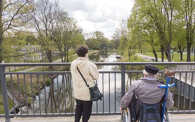 Rollstuhlfahrer im Schlosspark Oranienburg