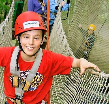 Auf einer Hängebrücke im Abenteuerpark Potsdam