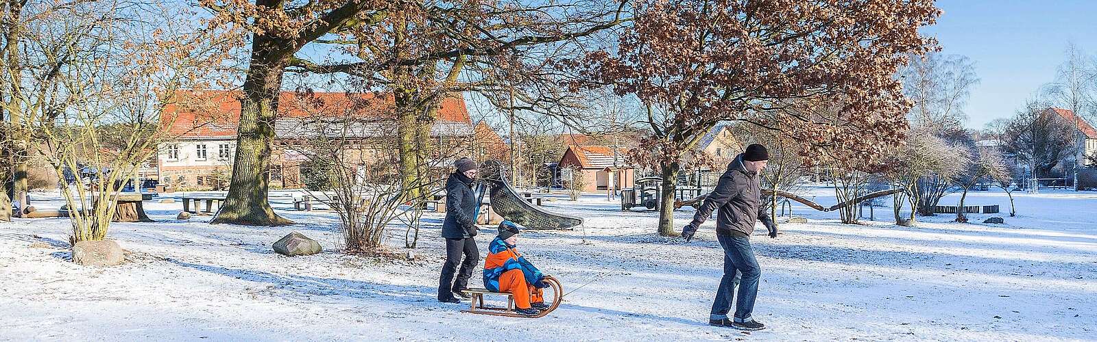 Familie am Naturparkzentrum in Raben