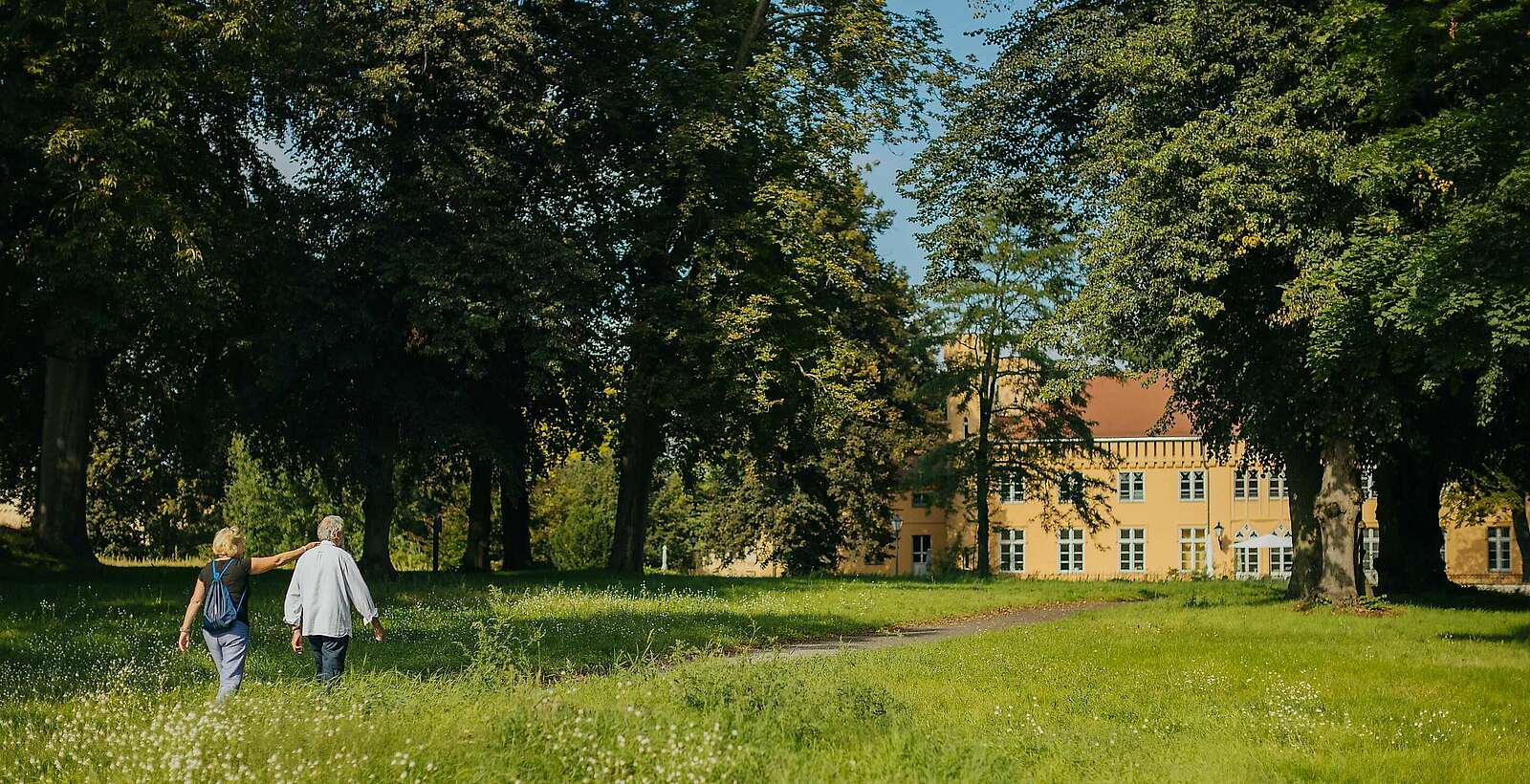Spaziergang im Schlosspark Petzow,
            
        
                Foto: TMB Tourismus-Marketing Brandenburg GmbH/Julia Nimke