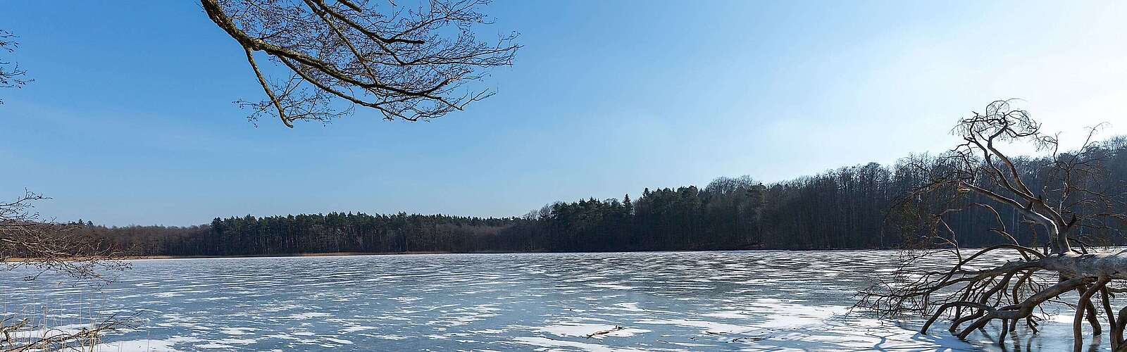Eisdecke auf dem Hellsee
