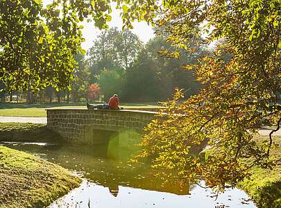 Paar im Park Neuhardenberg im Herbst