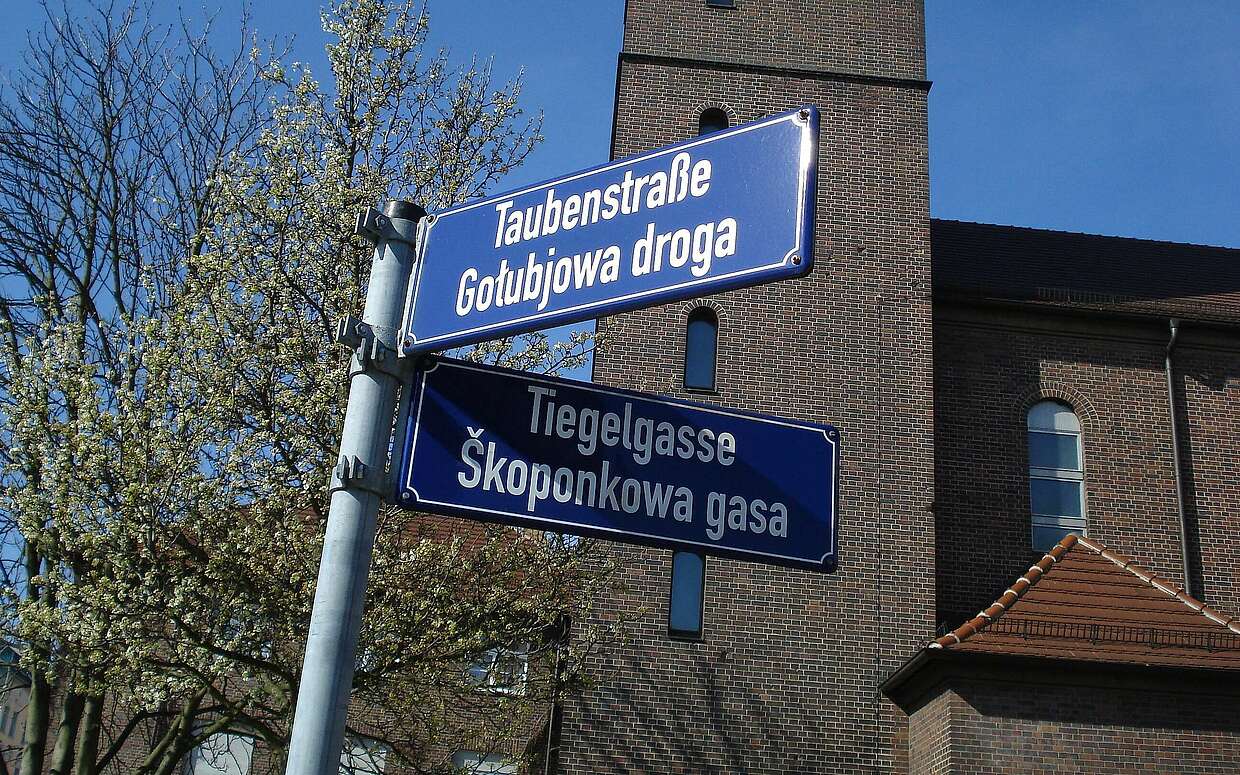 Straßenschild auf deutsch / sorbisch in Cottbus