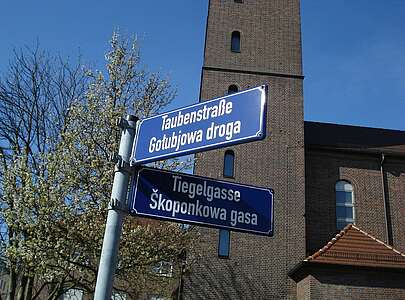 Straßenschild auf deutsch / sorbisch in Cottbus