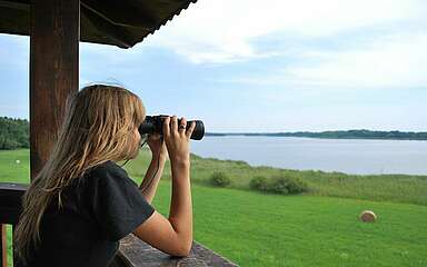 



    
        
                Aussichtspunkt am Groß Schauener See,
            
        
                Foto: Tourismusvereins Scharmützelsee e.V./Kein Urheber bekannt
            
    
