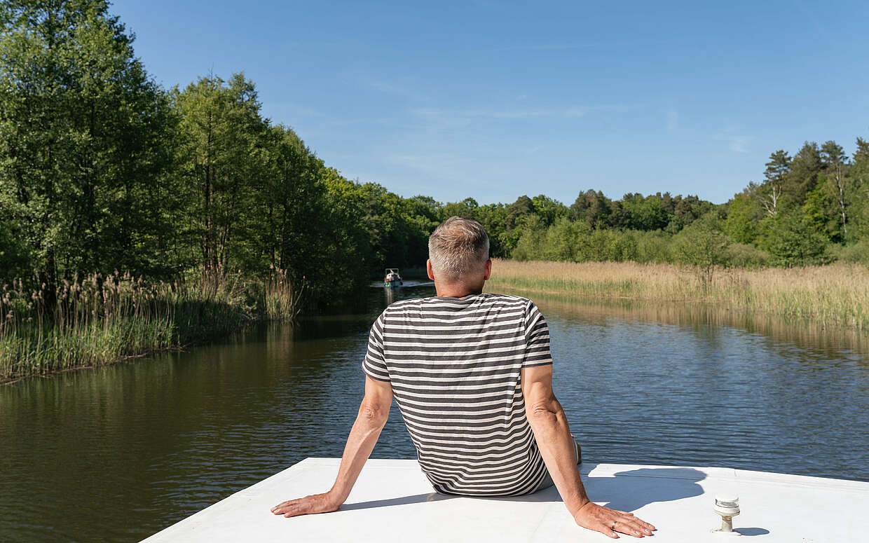 Mann auf einem Hausboot