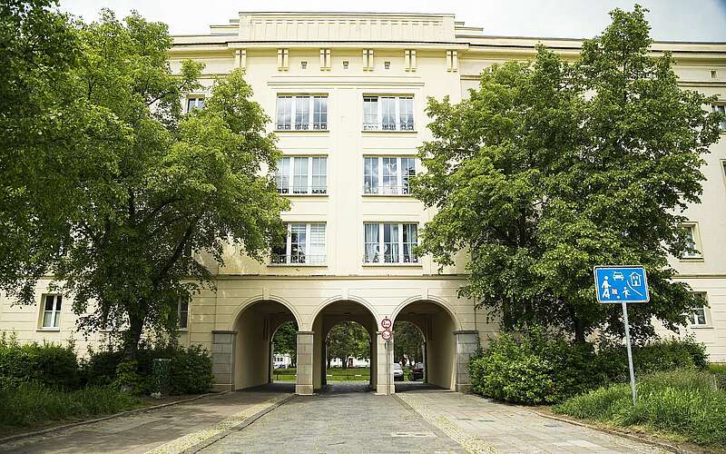 



    
        
                Sozialistischer Wohnkomplex in Eisenhüttenstadt,
            
        
                Foto: TMB Tourismus-Marketing Brandenburg GmbH/Steffen Lehmann
            
    
