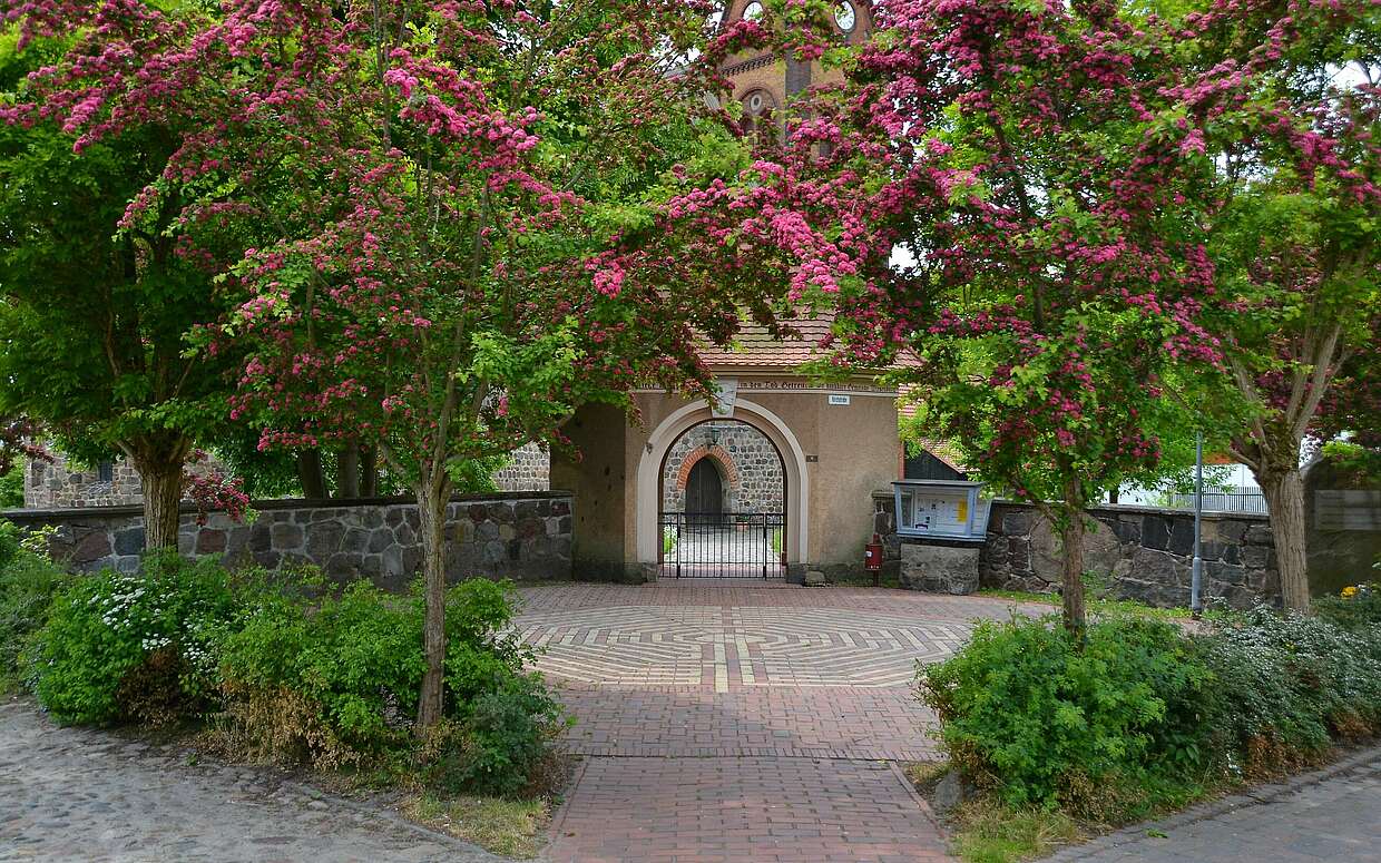 Eingangsportal vor dem Schloss Wiesenburg