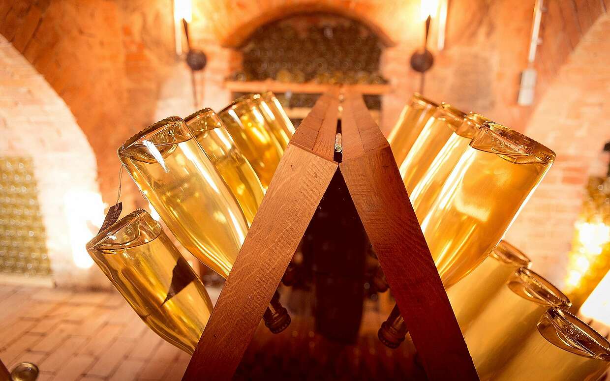 Als wäre man in einem Gewölbekeller in Frankreich: Hier in Biesenbrow in der Uckermark reift der Apfel-Crémant in Flaschen bis zu drei Jahre lang.