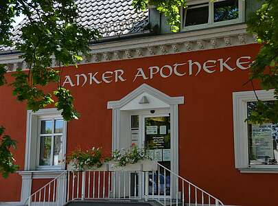 Im Jahr 1993 hat Beatrix Schlegel die Anker-Apotheke in Milow übernommen.