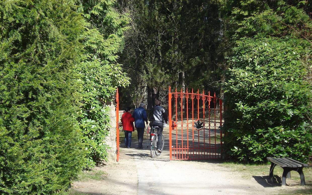 Haupteingang des Forstbotanischen Gartens in Eberswalde: Das Flüsschen Schwärze markiert die nördliche Begrenzung des Gartens.