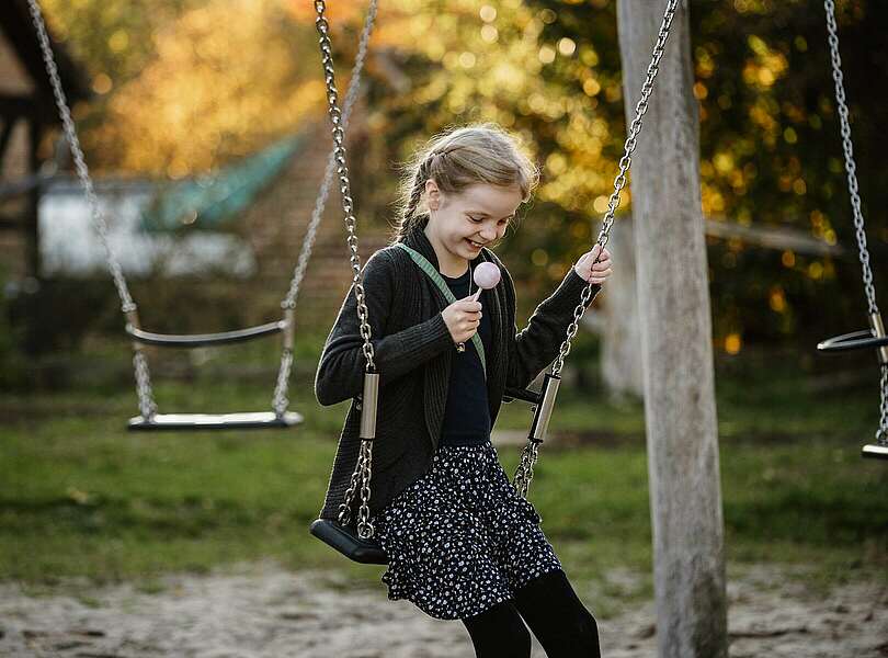 Schaukeln auf dem Spielplatz