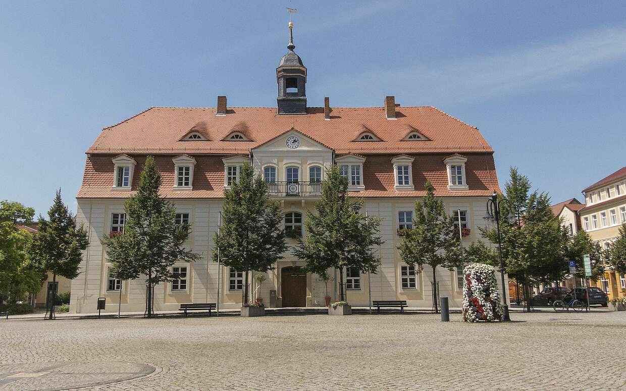 Das Rathaus am Marktplatz von Bad Liebenwerda.