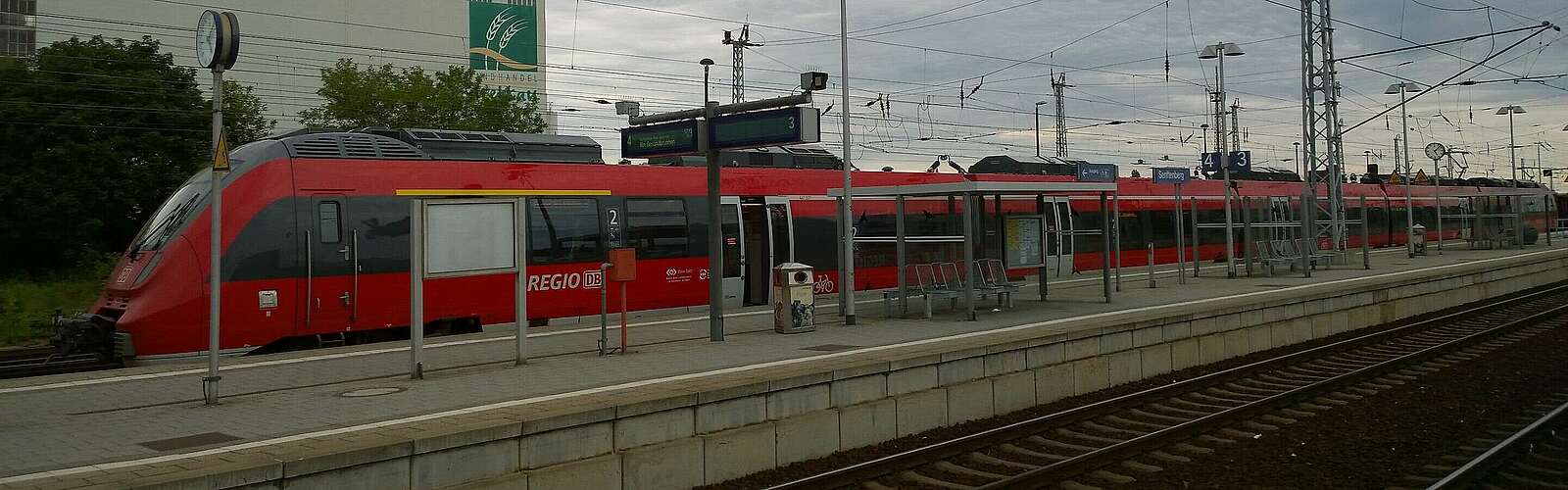 Regionalzug am Bahnhof Senftenberg,
        
    

        Foto: Fotograf / Lizenz - Media Import/Matthias Fricke