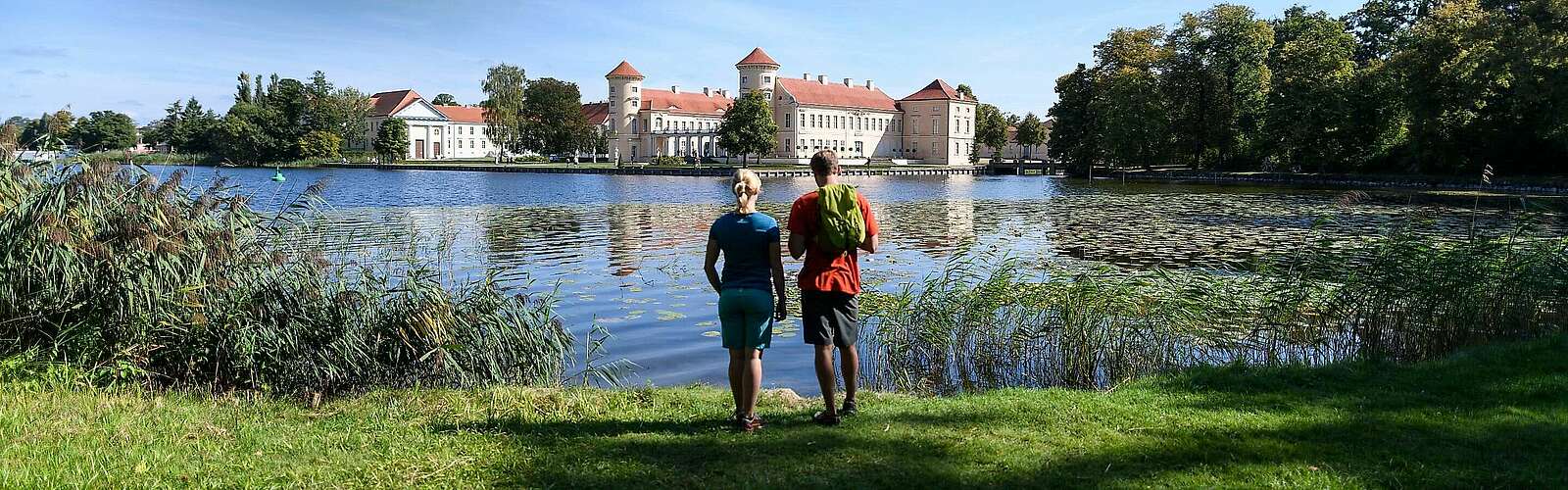 Besucher am Ufer des Grienericksees vor dem Schloss Rheinsberg,
        
    

        Foto: Fotograf / Lizenz - Media Import/Wolfgang Ehn