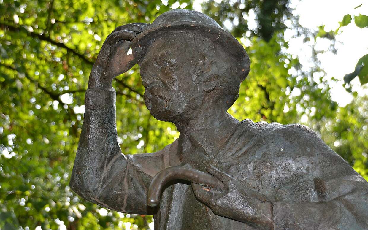 Fontane-Statue im Schlosspark Plaue