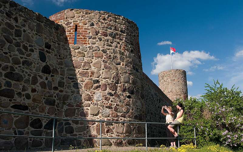 



    
        
                Stadtmauer von Templin,
            
        
                Foto: tmu Tourismus Marketing Uckermark GmbH/tmu Tourismus Marketing Uckermark GmbH
            
    
