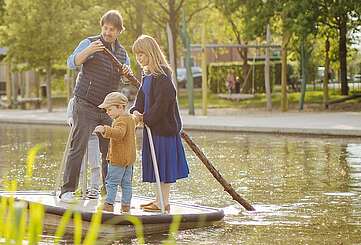 Familie auf dem Wasserspielplatz im Volkspark Potsdam