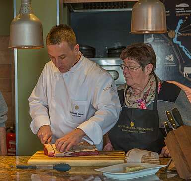 Matthias Kleber in der Küche seiner Kochschule