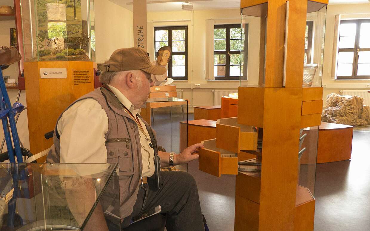 Lesen, hören und tasten: Die Ausstellung im Naturparkhaus.