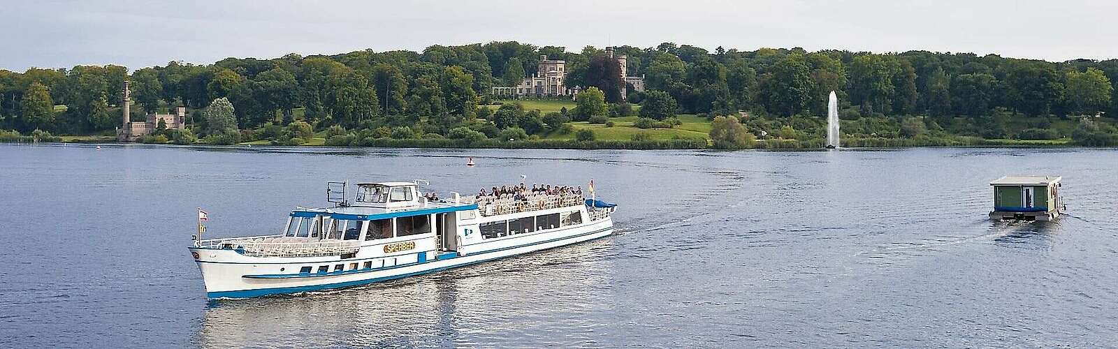 Ausflugsschiff vor dem Park Babelsberg,
            
        
                Foto: TMB Tourismus-Marketing Brandenburg GmbH/Yorck Maecke