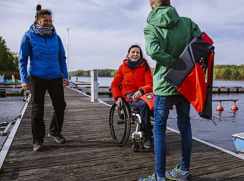 Mutter und Sohn brechen auf zur Paddeltour