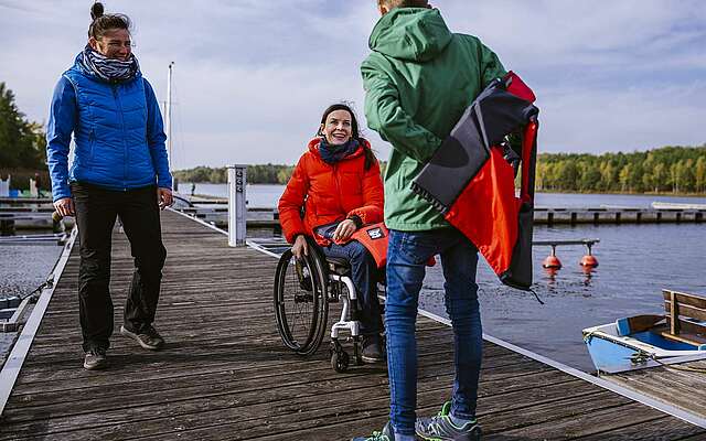 Mutter und Sohn brechen auf zur Paddeltour